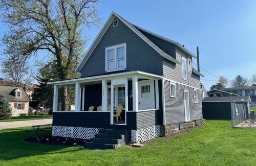 Lake City Maison | 3 Bedroom House with Lake Pepin views with access to shared pool