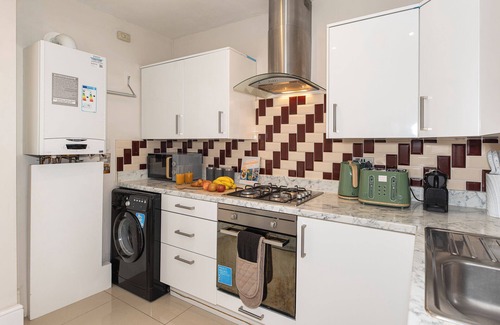 Loxford Appartement | 3 Bedroom House with SPACIOUS back garden & FREE Parking in Ilford Barking