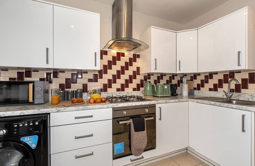 Loxford Appartement | 3 Bedroom House with SPACIOUS back garden & FREE Parking in Ilford Barking