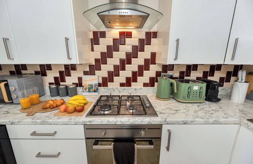 Loxford Appartement | 3 Bedroom House with SPACIOUS back garden & FREE Parking in Ilford Barking