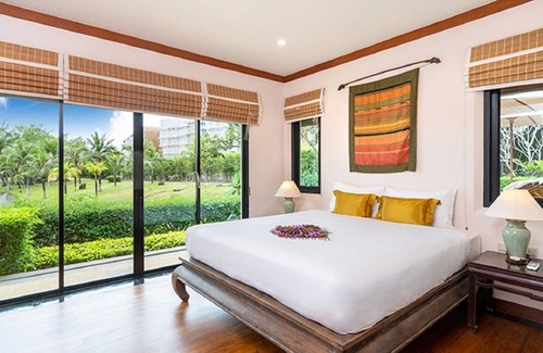 Nai Harn Villa | Villa 3 Chambres avec Piscine et Vue sur le Lac à Louer à Naiharn Beach, Phuket