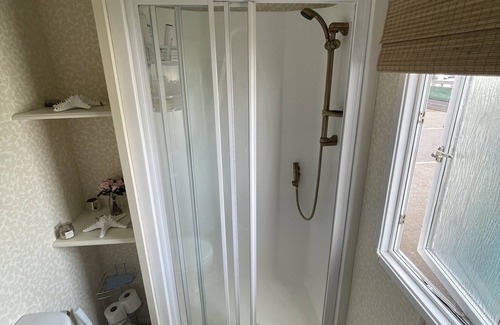 Drummore Cabine | 3 Bedroom Lodge, Close to Beach, Stunning Views, includes hot tub