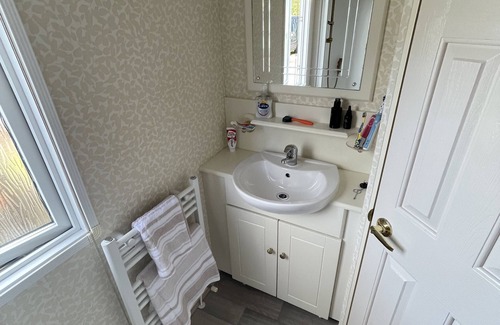 Drummore Cabine | 3 Bedroom Lodge, Close to Beach, Stunning Views, includes hot tub