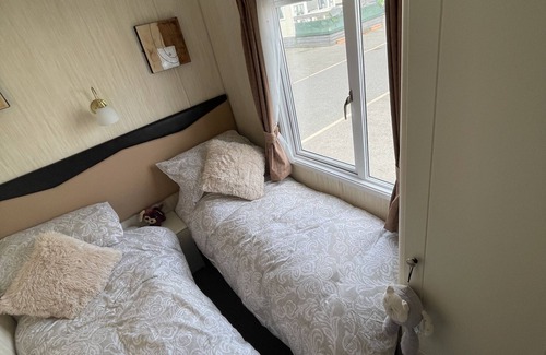 Drummore Cabine | 3 Bedroom Lodge, Close to Beach, Stunning Views, includes hot tub