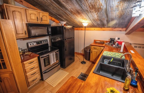 Marshland Appartement | 3-bedroom Lodge with Incredible Game Room and Bar!