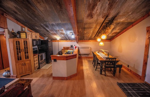 Marshland Appartement | 3-bedroom Lodge with Incredible Game Room and Bar!