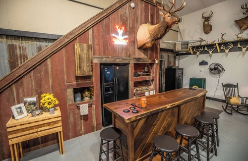 Marshland Appartement | 3-bedroom Lodge with Incredible Game Room and Bar!