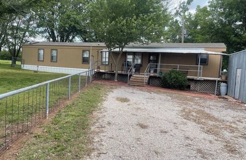 Osage County Maison | 3-bedroom mobile home 2 miles from Kaw Lake in beautiful Burbank with AC, WiFi