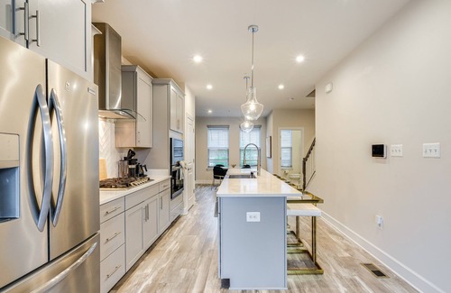 Largo Maison | 3-bedroom modern retreat in Largo close to shopping, restaurants and DC