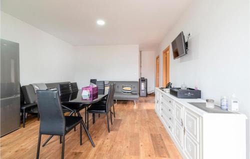 Arnoia Appartement | 3 Bedroom Nice Apartment In A Arnoia