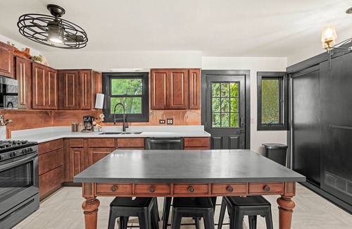 Willowbrook Maison | 3 Bedroom+Office-Huge Sofa-Chic Decor-Garden-5 TVs-25min to Midway or O'Hare