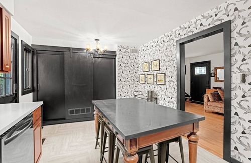 Willowbrook Maison | 3 Bedroom+Office-Huge Sofa-Chic Decor-Garden-5 TVs-25min to Midway or O'Hare