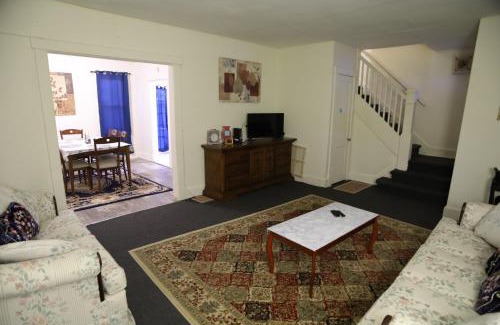 Charlton Heights Appartement | 3 bedroom one bathroom townhouse - 20B Elm street Charlton Heights WV 25040