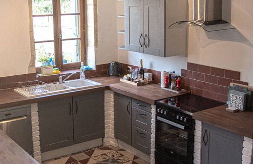Cersay Maison | 3 bedroom pet friendly traditional stone house