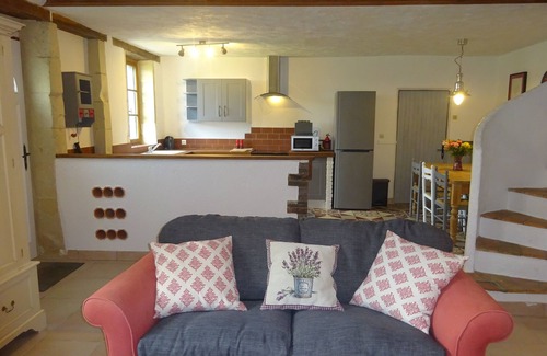 Cersay Maison | 3 bedroom pet friendly traditional stone house