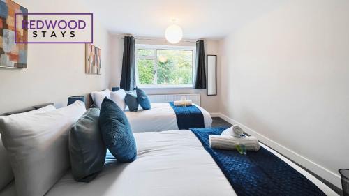 Camberley Maison | 3-Bedroom Serviced House, Free Parking for 2 Cars, Free WiFi By Redwood Stays