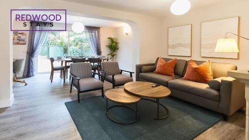 Camberley Maison | 3-Bedroom Serviced House, Free Parking for 2 Cars, Free WiFi By Redwood Stays