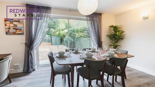 Camberley Maison | 3-Bedroom Serviced House, Free Parking for 2 Cars, Free WiFi By Redwood Stays