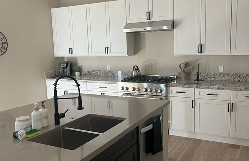 Foothills Maison | 3-bedroom - Sleeps 10 - Full Strip Views - Private Home