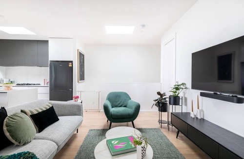 Brunswick West Maison | 3 Bedroom Townhouse- Free parking