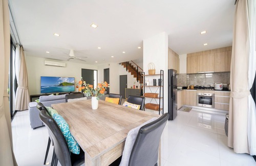 Choeng Thale Maison | 3-bedroom townhome in charming Tambon Choeng Thale with WiFi, AC