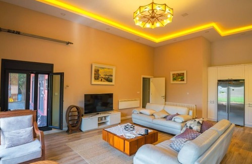 Sapanca Villa | 3-bedroom villa in welcoming Sapanca with huge garden at the lake.
