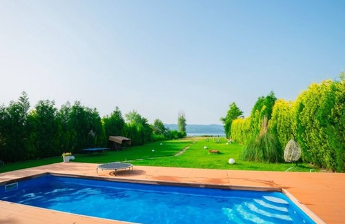 Sapanca Villa | 3-bedroom villa in welcoming Sapanca with huge garden at the lake.
