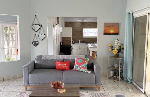 Pos Chiquito Maison | 3 bedroom Villa. Sun and Fun. 5 minute walk to beach.