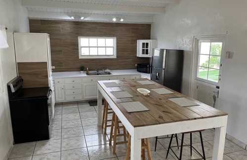 Pos Chiquito Maison | 3 bedroom Villa. Sun and Fun. 5 minute walk to beach.