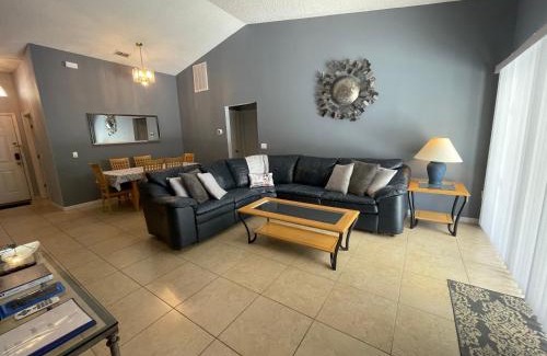 Clear Creek Maison | 3 Bedroom Villa with Poolside Cinema and Games Room Close to theme Parks sleeps 6 plus 2
