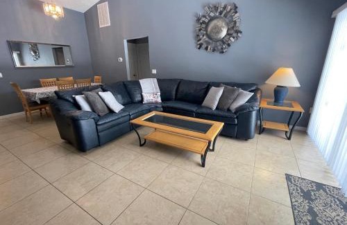 Clear Creek Maison | 3 Bedroom Villa with Poolside Cinema and Games Room Close to theme Parks sleeps 6 plus 2