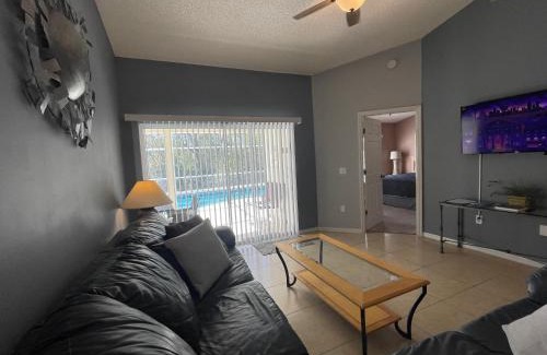 Clear Creek Maison | 3 Bedroom Villa with Poolside Cinema and Games Room Close to theme Parks sleeps 6 plus 2