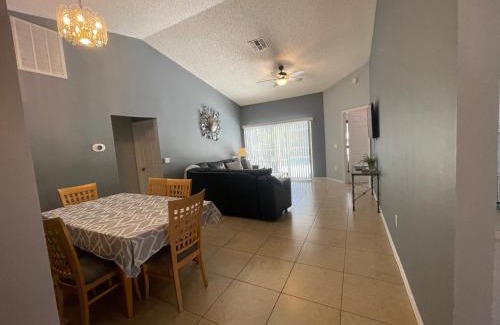 Clear Creek Maison | 3 Bedroom Villa with Poolside Cinema and Games Room Close to theme Parks sleeps 6 plus 2