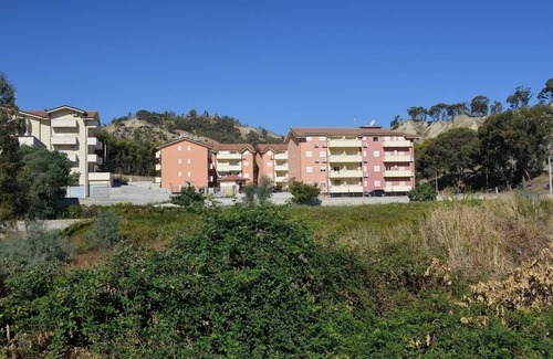 Caulonia Appartement | Appartement de 3 chambres, climatisé avec vue sur la piscine, Wifi et balcon spacieux