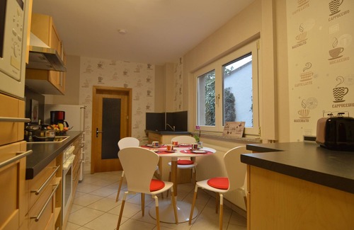 Vehra Maison | 3 chambres, 2 salles de bains, salon spacieux, WiFi, endroit calme, moderne, élégant,