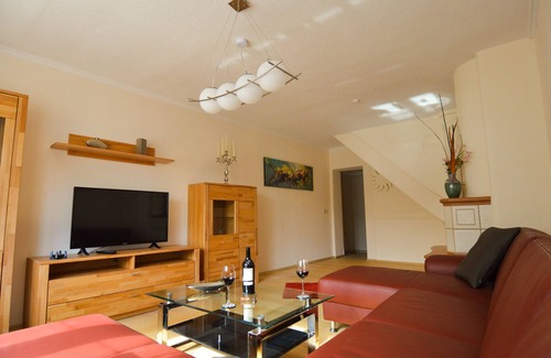 Vehra Maison | 3 chambres, 2 salles de bains, salon spacieux, WiFi, endroit calme, moderne, élégant,