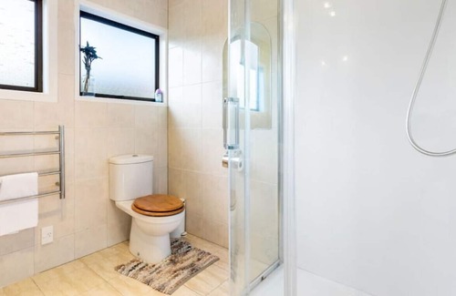 Papatoetoe Maison | 3 bedrooms, 4 beds | 1 bathroom | covered deck