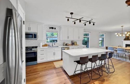 Murray Maison | 3 Bedrooms 8 Guests Modern Ranch Retreat on Half Acre