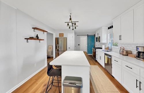 Murray Maison | 3 Bedrooms 8 Guests Modern Ranch Retreat on Half Acre