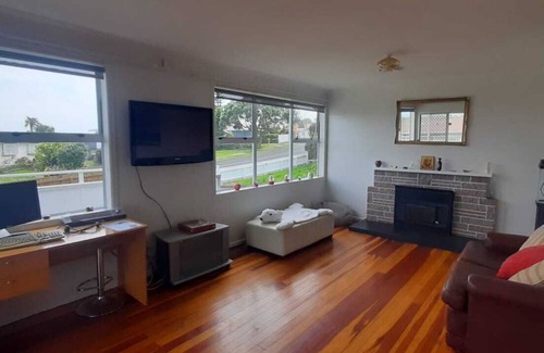 Pakuranga Maison | 3 Bedrooms house + Professional Gym access - close to Shopping Centre and Bus