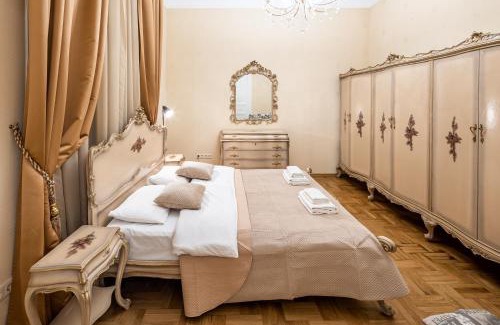 Lviv City Center Appartement | 3 bedrooms Royal Italian style in an Austrian building, parking, balcony