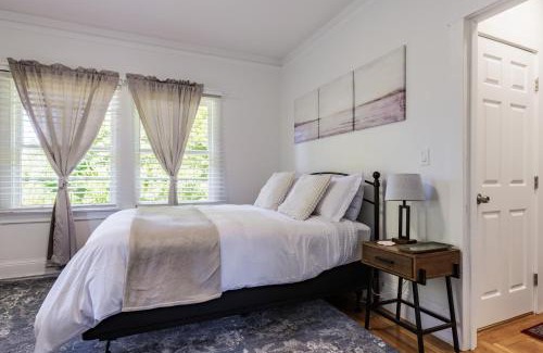 Poets Corner Appartement | 3 Berkeley - 1 Bedroom Apartment, with Laundry