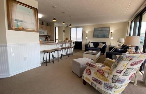 North End Copropriété | 3 BR, 2-1/2 BA Condo on Boardwalk/Ocean side of Ocean Colony. Many upgrades AND SPACIOUS, with lots of natural light, and two large decks. Easy access to Pool and Sundeck, requiring no elevator ride!
