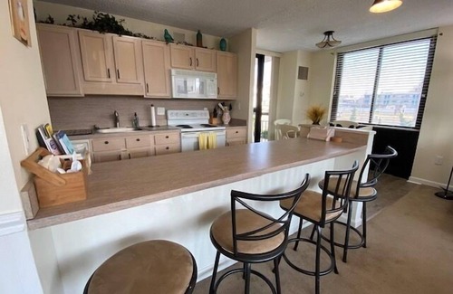 North End Copropriété | 3 BR, 2-1/2 BA Condo on Boardwalk/Ocean side of Ocean Colony. Many upgrades AND SPACIOUS, with lots of natural light, and two large decks. Easy access to Pool and Sundeck, requiring no elevator ride!