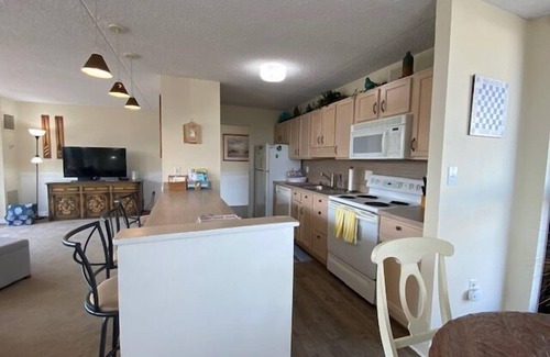 North End Copropriété | 3 BR, 2-1/2 BA Condo on Boardwalk/Ocean side of Ocean Colony. Many upgrades AND SPACIOUS, with lots of natural light, and two large decks. Easy access to Pool and Sundeck, requiring no elevator ride!
