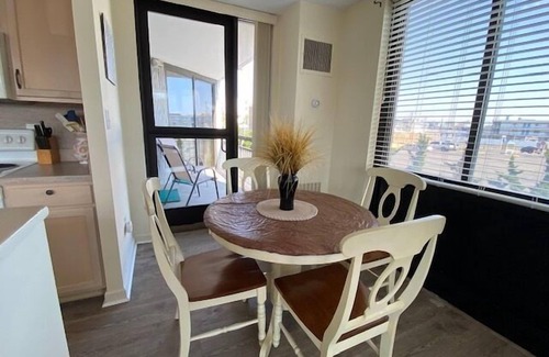 North End Copropriété | 3 BR, 2-1/2 BA Condo on Boardwalk/Ocean side of Ocean Colony. Many upgrades AND SPACIOUS, with lots of natural light, and two large decks. Easy access to Pool and Sundeck, requiring no elevator ride!