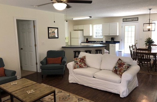 Central Maison | 3 BR 2 BA Accueil idéalement situé à 4 miles du campus de Clemson