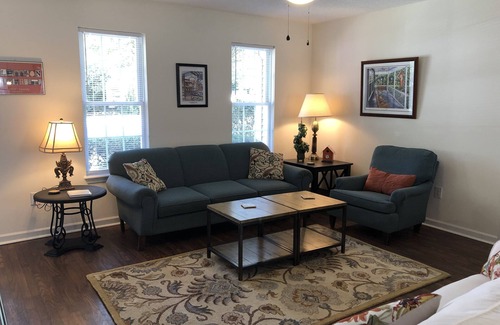 Central Maison | 3 BR 2 BA Accueil idéalement situé à 4 miles du campus de Clemson