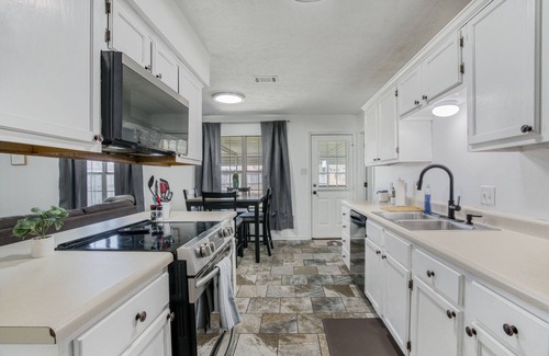 Conway Maison | 3 BR Amazing Fully Fenced Home Close to the Colleges