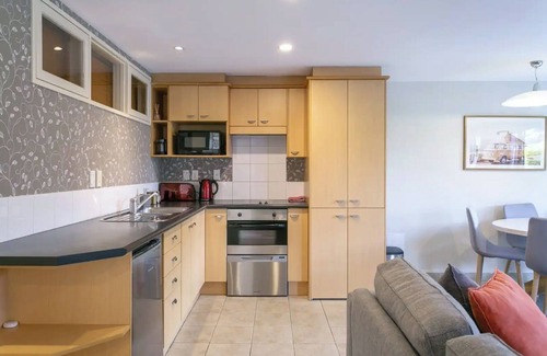 Taupo Maison | 3 BR Holiday home - Steps to the lake and short, scenic stroll to town
